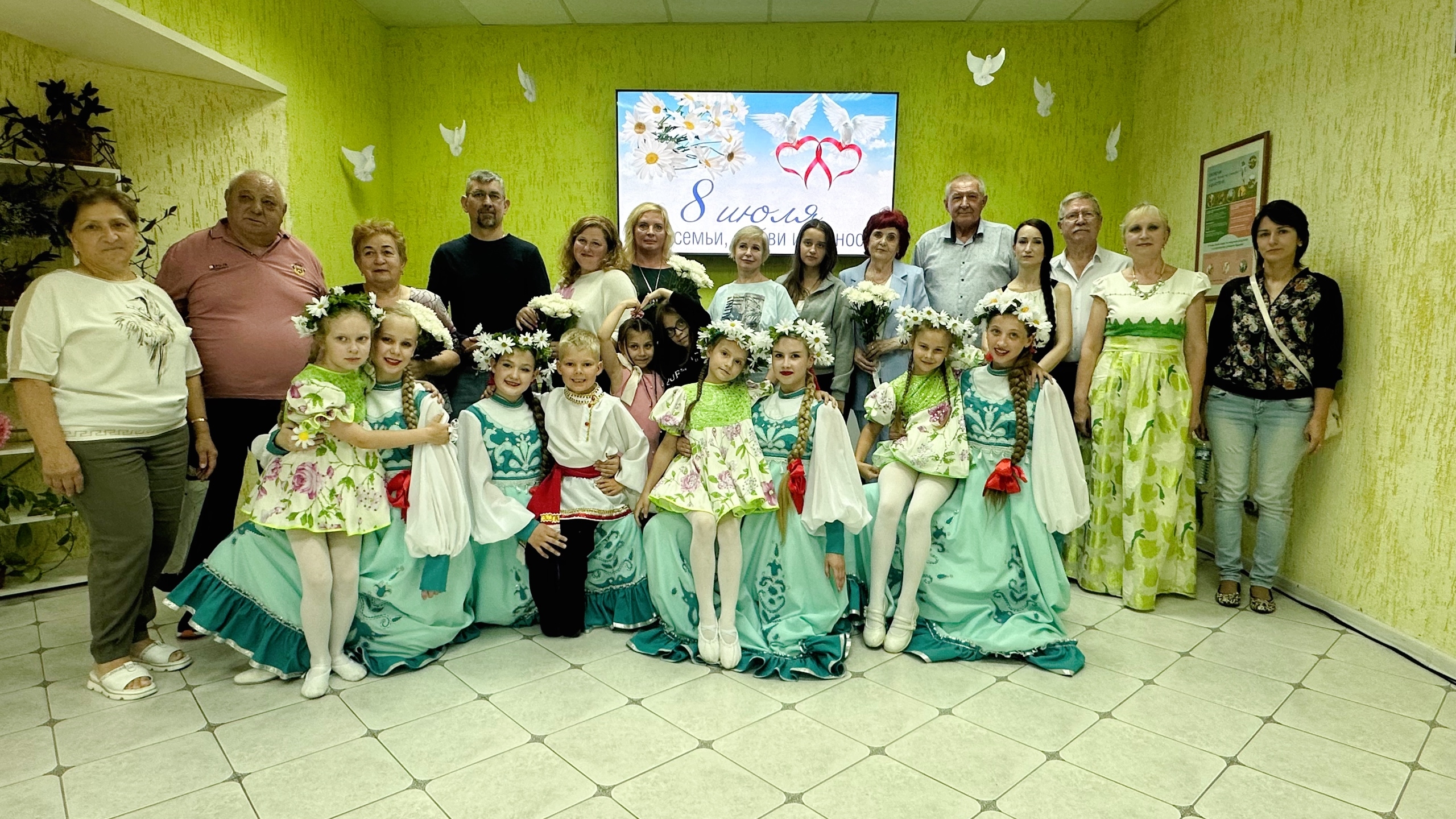Праздничная программа «Живёт в веках любовь и верность»